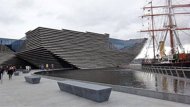 The V&A museum in Dundee with the RSS Discovery. Photo by Rosser1954 Creative Commons Attribution-Share Alike 4.0 International