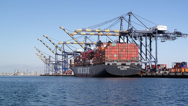 Container ship in Los Angeles photo by Downtowngal