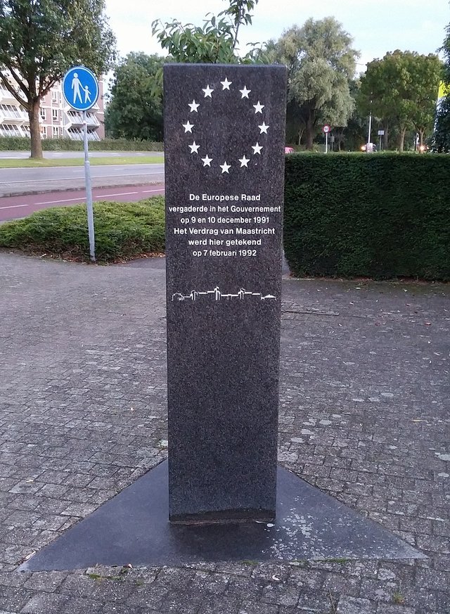 Monument commemorating signing of the Maastricht Treaty 19192