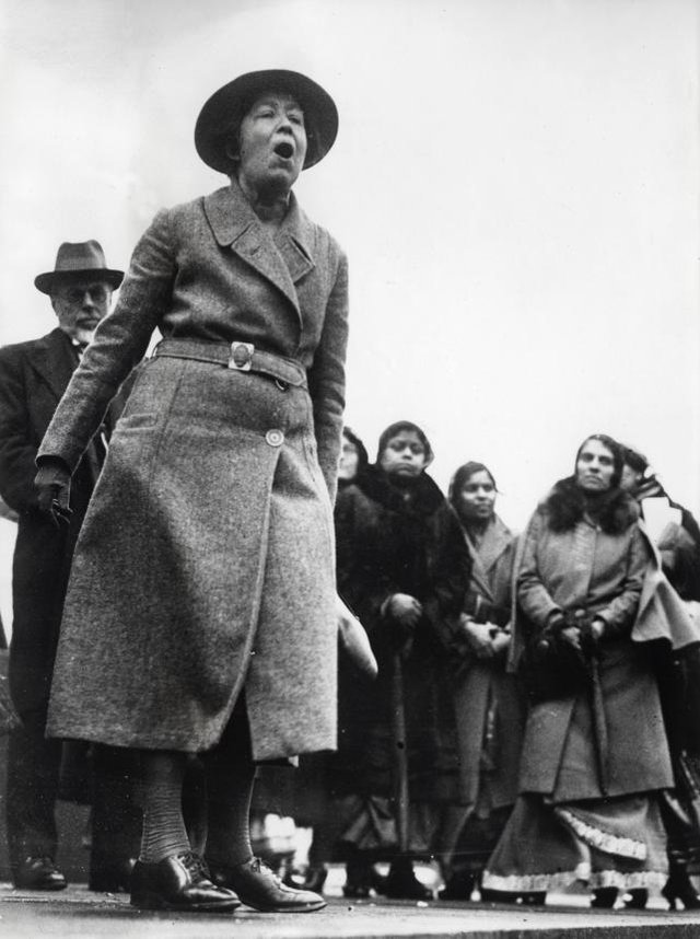 1932: Sylvia Pankhurst in Trafalgar Square opposing British policy in india