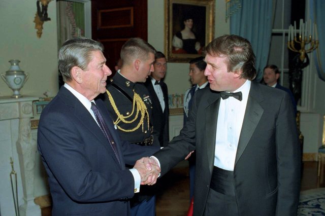 1987 Washinton: Trump and President Ronald Reagan meet at a White house reception.